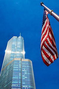Trump Tower in Chicago USA mit blauem Himmel und amerikanischer Flagge