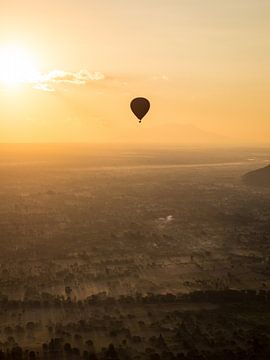 Heißluftballon über Bagan in Myanmar