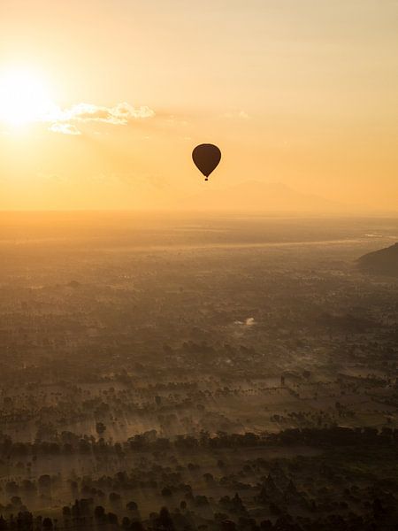 Luchtballon boven Bagan in Myanmar van Teun Janssen