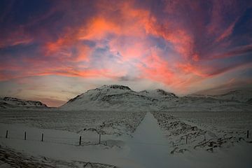 Island, Landschaft mit Sonnenuntergang von Gert Hilbink