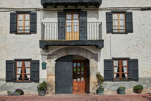 Moderne deur achter de eeuwen oude toegang