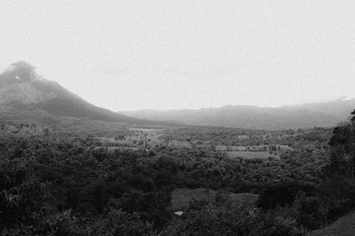 Vulkanischer Regenwald Costa Rica schwarz und weiß