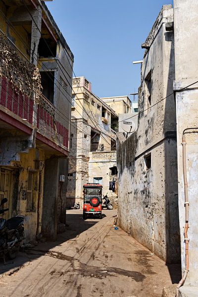 A tuk-tuk in an alley in Dwarka by Frank Photos