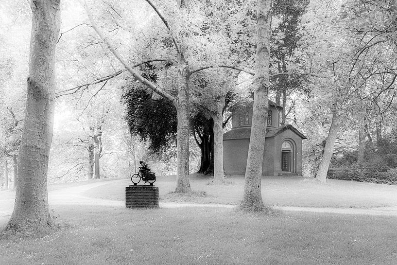 Le jardin du Prince de Leeuwarden dans une image atmosphérique en noir et blanc par Harrie Muis