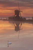 Kinderdijk molens voor zonsopkomst met hoge bewolking