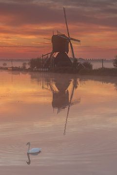 Kinderdijk molens voor zonsopkomst met hoge bewolking van Rob Saly