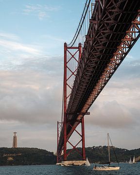 Ponte 25 de Abril in Lissabon mit Segler
