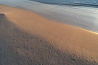 Meerwasser und Spuren im Sand 1 von Adriana Mueller Miniaturansicht