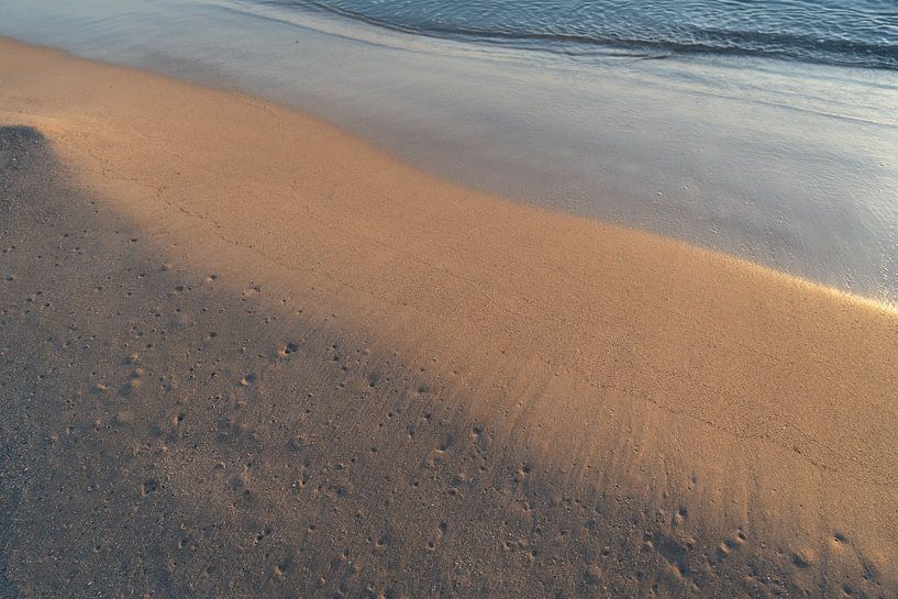 Meerwasser und Spuren im Sand 1 von Adriana Mueller