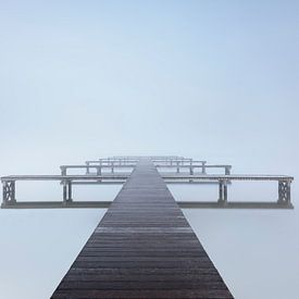 Steg des Veere-Sees im Nebel von Jolanda de Leeuw