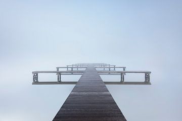 Steg des Veere-Sees im Nebel von Jolanda de Leeuw