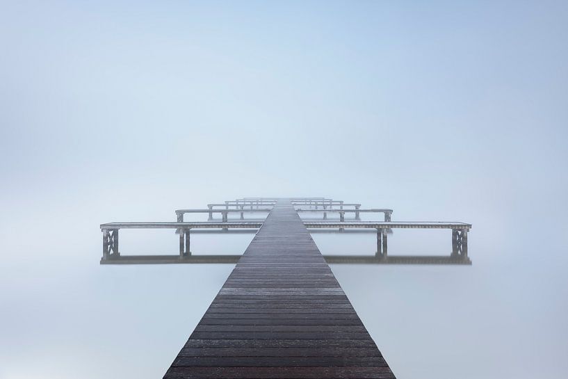 Steiger aan het Veerse Meer in de mist van Jolanda de Leeuw