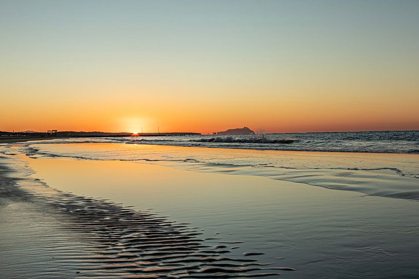 Zonsopkomst op zee met schiereiland op achtergrond van Saskia S