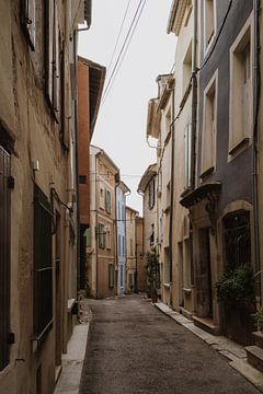 Französische Straßenszene in der Provence, Frankreich. von Fenna Duin-Huizing