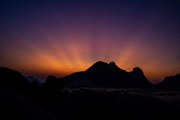 Coucher de soleil dans un paysage de montagne sur Omega Fotografie