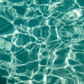 Aqua reflectie van Nicolette Suijkerbuijk