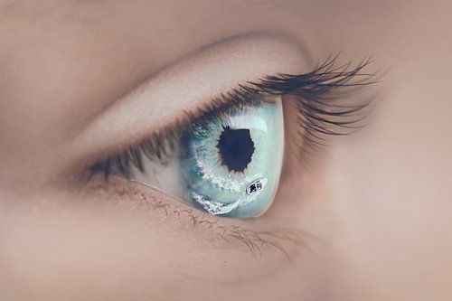 Fascinerende Beeldmanipulatie: Motorboot vaart over Blauw Menselijk Oog als Blauwe Zee