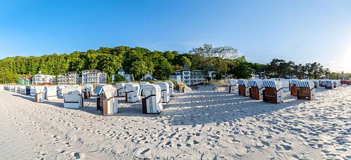 Panorama strandstoelen op het strand van Binz