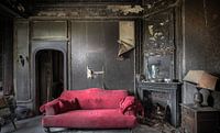 Salon avec le canapé rouge Urbex par Olivier Photography Aperçu