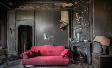 Salon met de rode sofa Urbex van Olivier Photography