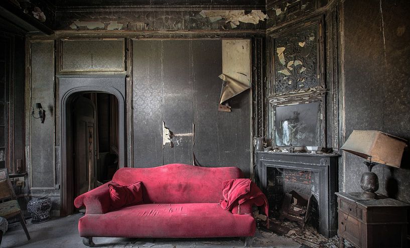 Salon avec le canapé rouge Urbex par Olivier Photography