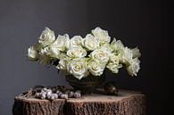Stilleben mit weißen Rosen in Vase und Muscheln aus den 30er Jahren von Affect Fotografie Miniaturansicht