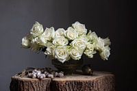 Stilleben mit weißen Rosen in Vase und Muscheln aus den 30er Jahren