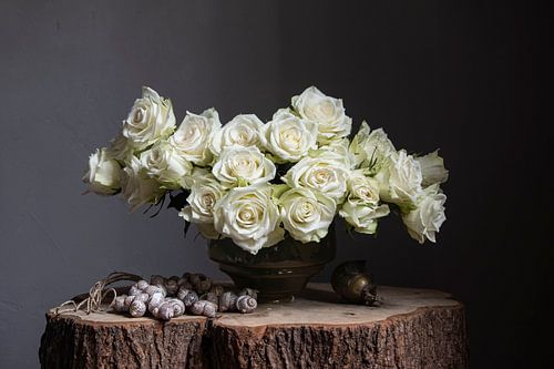 Stilleven met witte rozen in jaren '30 vaas en schelpen