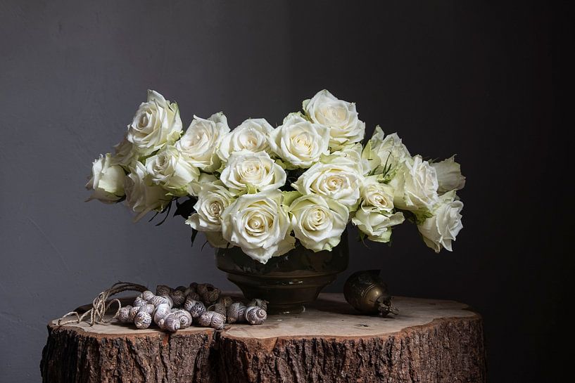 Still life with white roses in 30s vase and shells by Affect Fotografie