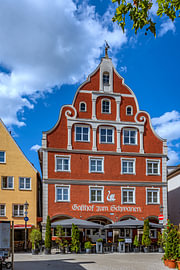 Gasthof zum Schwanen in de oude binnenstad van Memmingen van Photoart-Naegele