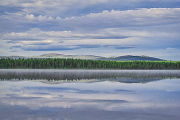 Nebliger See in Norwegen von Mirjam Van Houten