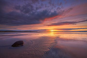 Coucher de soleil spectaculaire et coloré sur la plage de Wissant sur la Côte d'Opale en France sur Bas Meelker