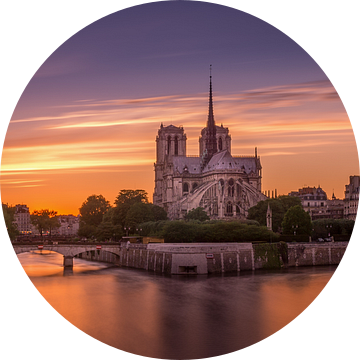 Notre Dame in Parijs bij zonsondergang van Toon van den Einde