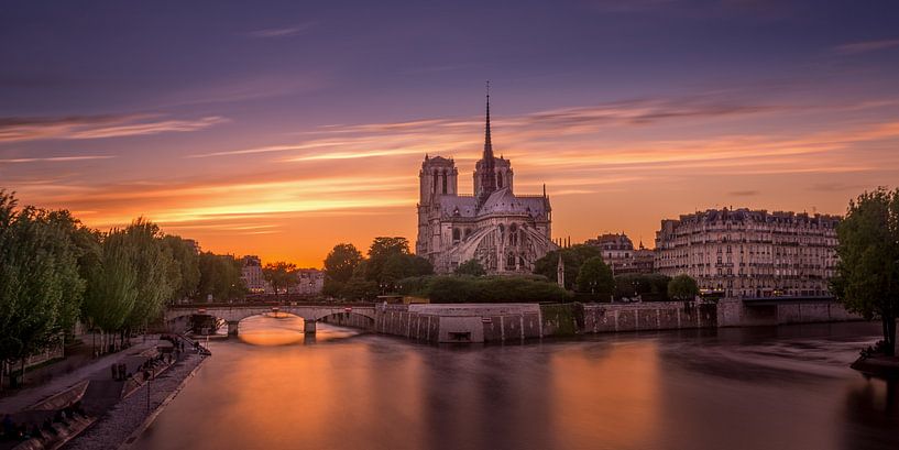 Notre Dame in Parijs bij zonsondergang van Toon van den Einde