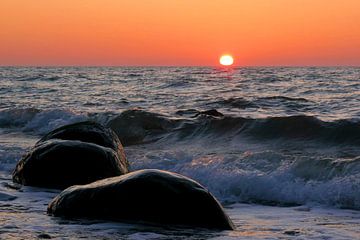 Sunset on the Baltic Sea coast van Rico Ködder