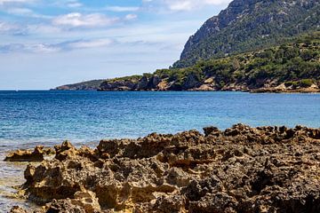 Baai voor het schiereiland La Victoria, Mallorca van Reiner Conrad