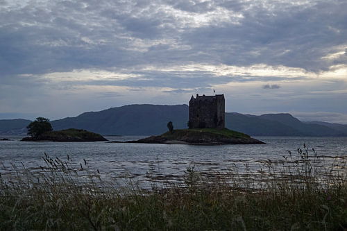 Castle Stalker is een torenhuis ongeveer 2,5 kilometer ten noordoosten van Port Appin