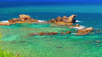 Schöne griechische Insel mit reinem blauem Wasser