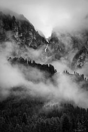 Berge in den Wolken, Nebel und märchenhafte Atmosphäre von Karijn | Fine art Natuur en Reis Fotografie