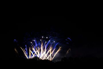 Blauw vuurwerk bij internationale vuurwerkwedstrijd in Duitsland van adventure-photos