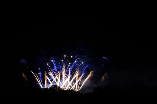 Feux d'artifice bleus lors d'un concours international de feux d'artifice en Allemagne