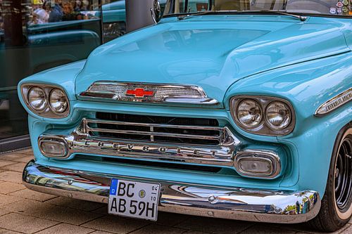 US CLASSIC CAR - VOORAANZICHT OP BLAUWE CHEVOROLET