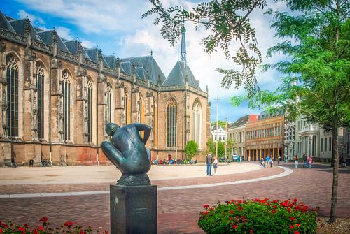 Stilte en Herinnering: De Wachtende Moeder op het Grote Kerkhof