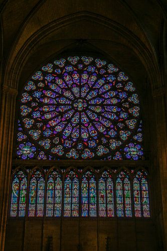 beroemde glas in loodraam in de Notre Dame van Parijs