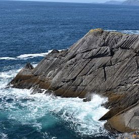 Vagues sur les rochers sur la côte irlandaise sur Youp Heinhuis