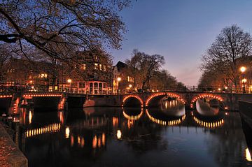 Les canaux d'Amsterdam la nuit sur John Leeninga