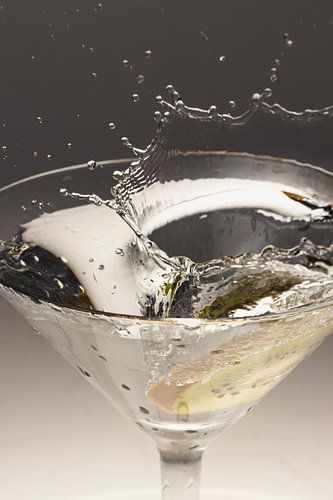 Des tranches de kiwi tombent dans le verre 2