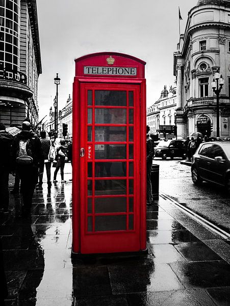 Color-Key Aufnahme einer roten Telefonzelle in London, England. von Edith Albuschat