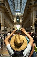 Toerist in het oudste winkelcentrum van Italië