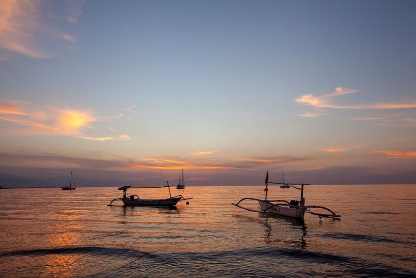 Mooie schemering op het strand en silhouet van vissersboot en zeilboot van Tjeerd Kruse
